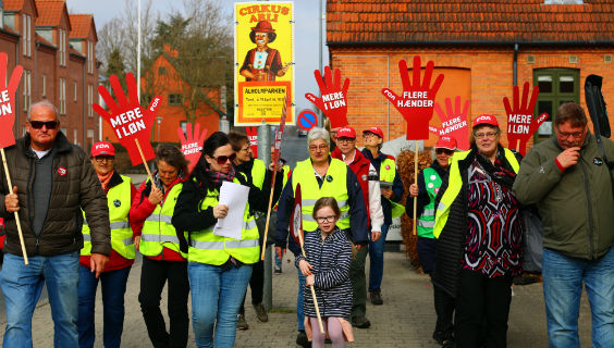 Demonstration på vej til Torvet